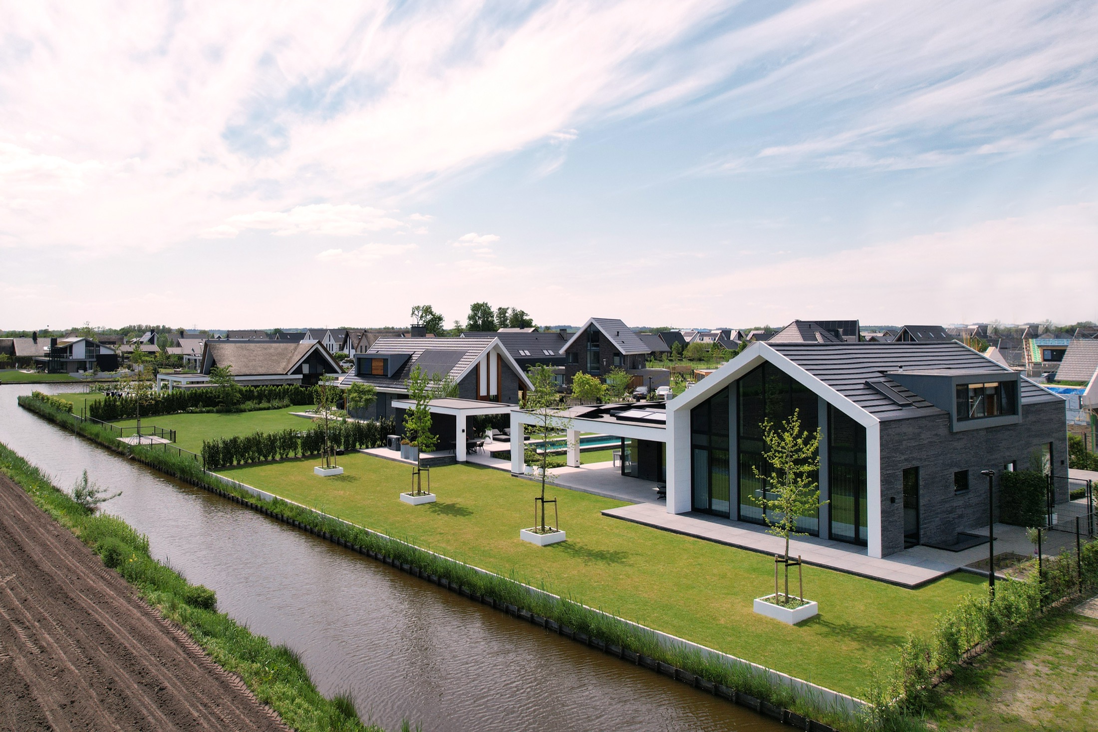 exclusieve villabouw met groene moderne tuin