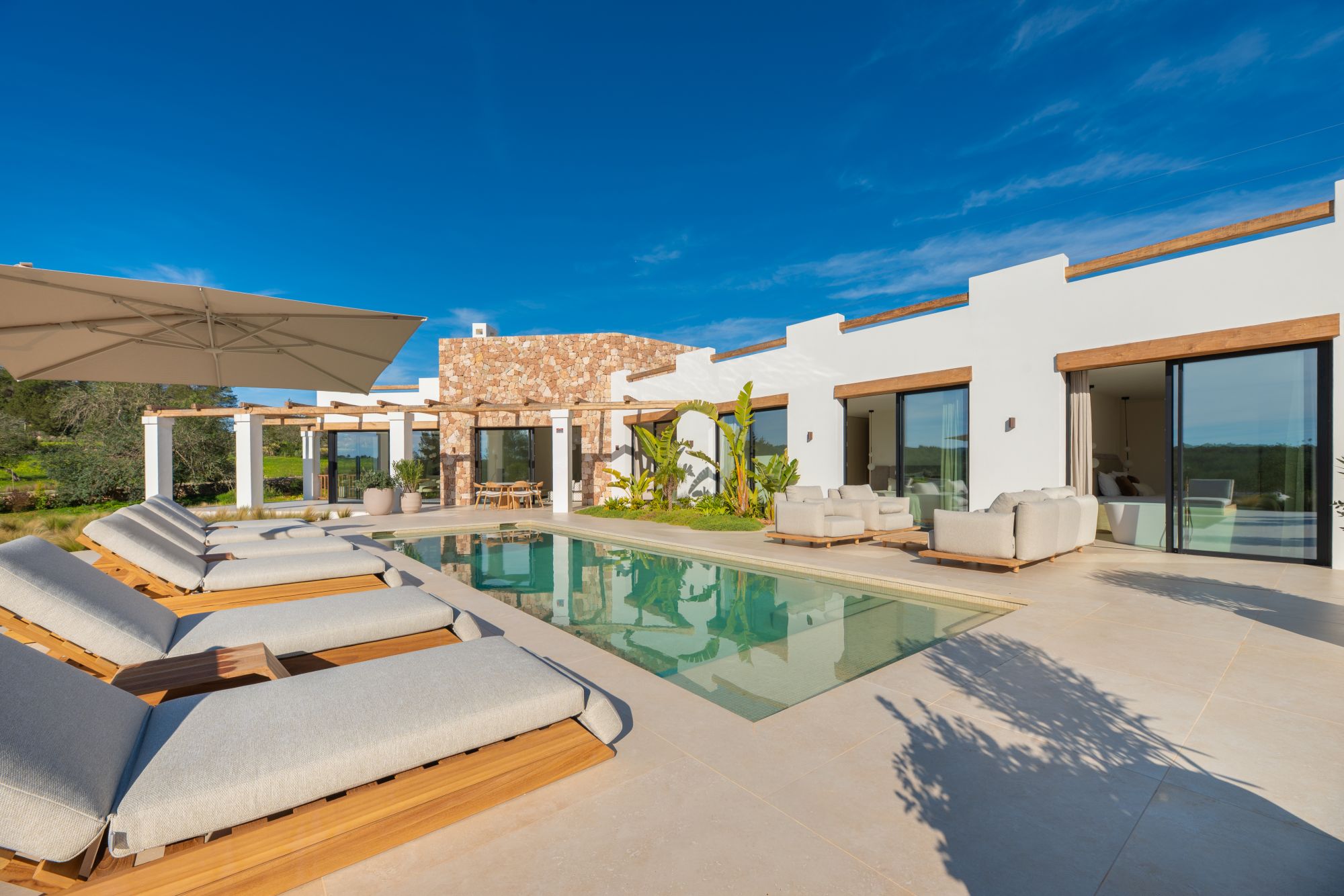 luxe tuin met zwembad