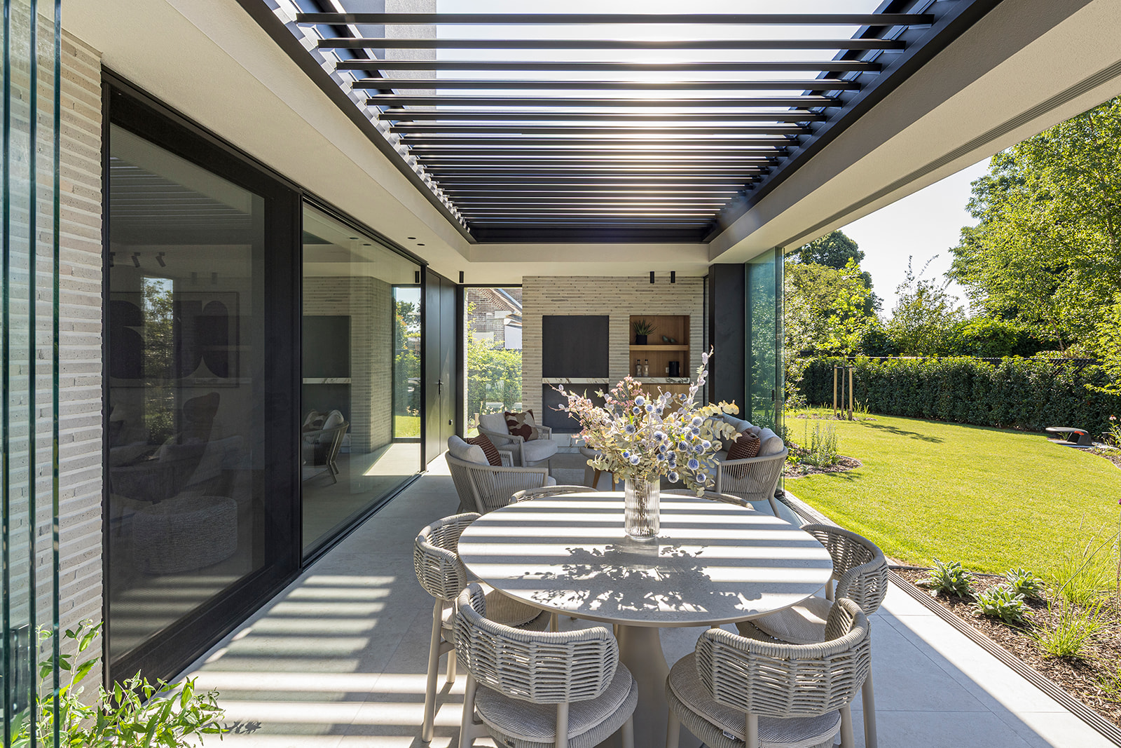 luxe overkapping met tuinemeubels