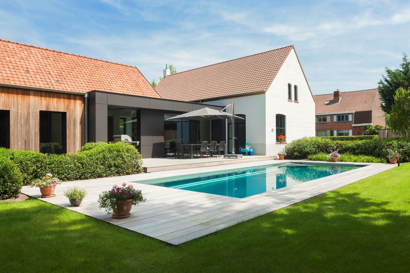 luxe zwembad met vlonder