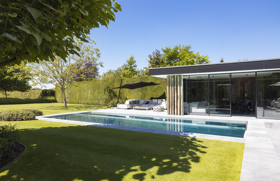 luxe zwembad met poolhouse