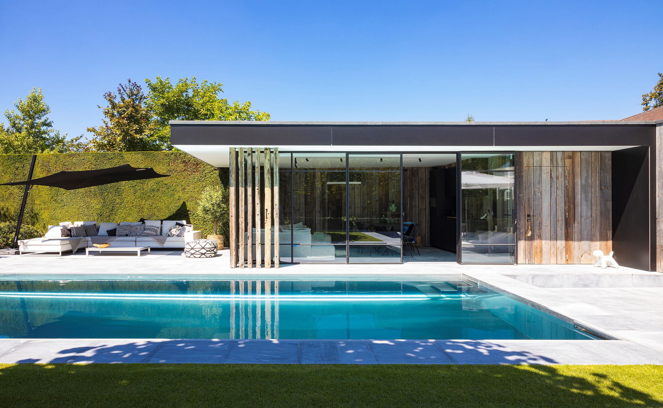 zwembad met poolhouse