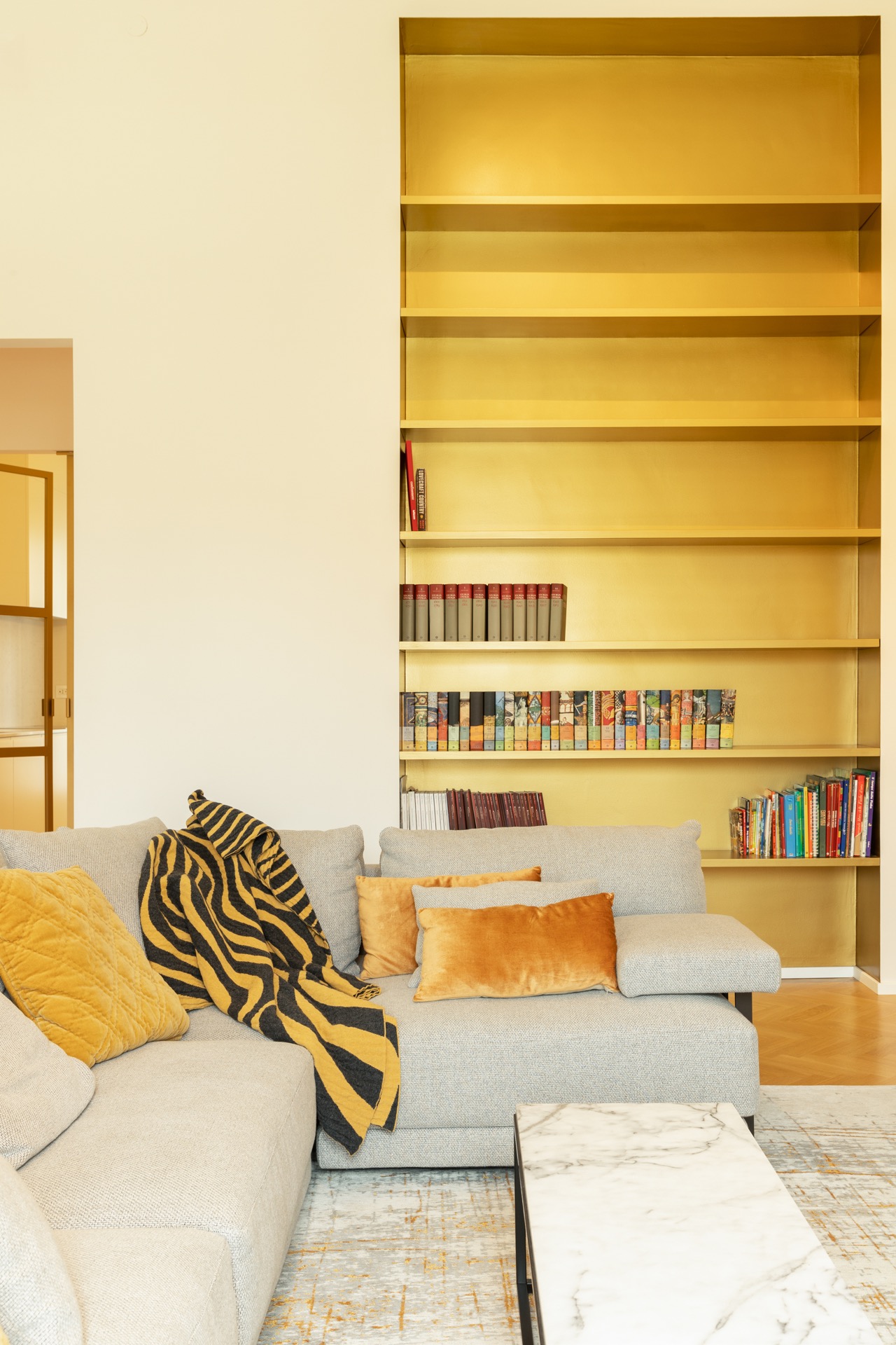 woonkamer met boekenkast