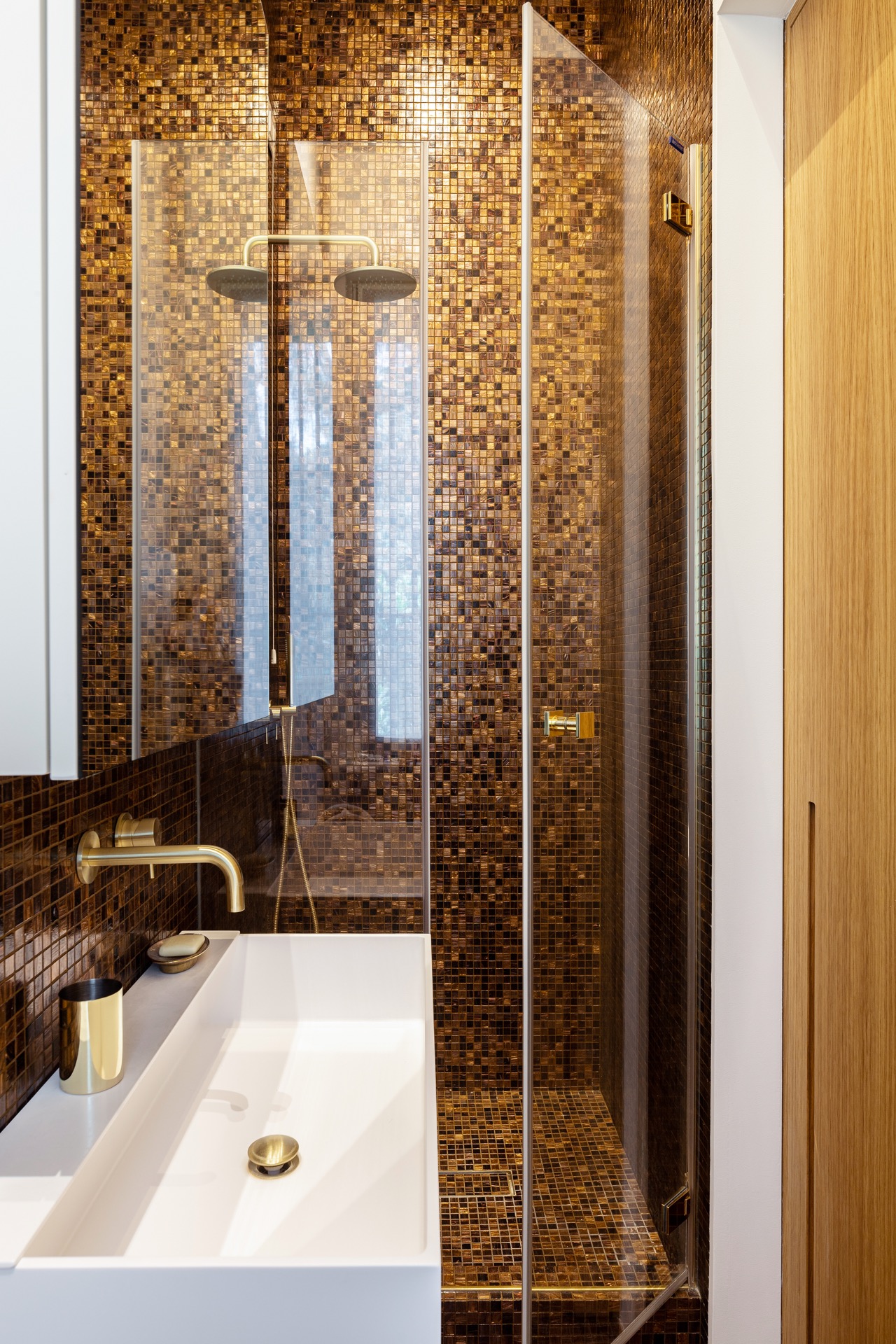 luxe badkamer met gouden details