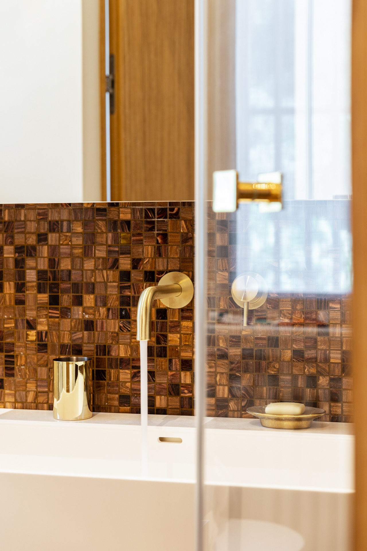 wastafel met gouden kraan