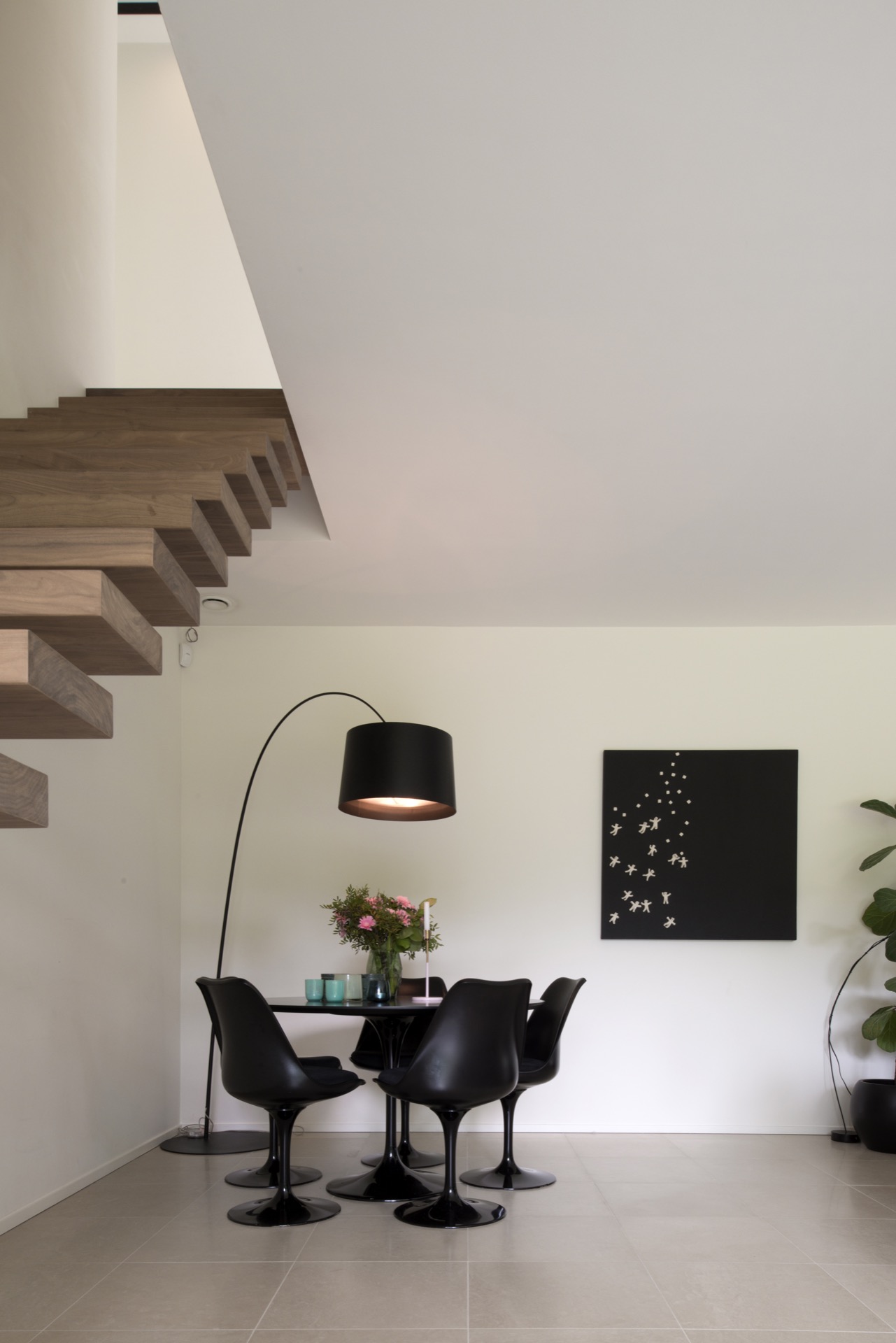 eettafel met designstoelen
