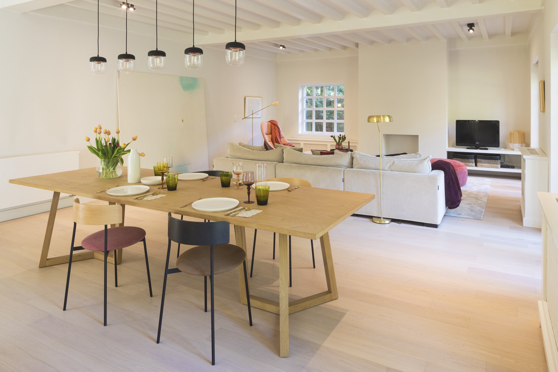 luxe interieur met eettafel en stoelen