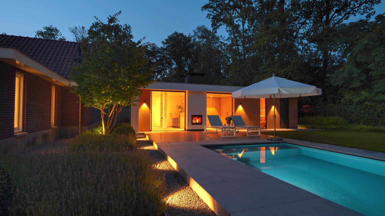tuin met poolhouse