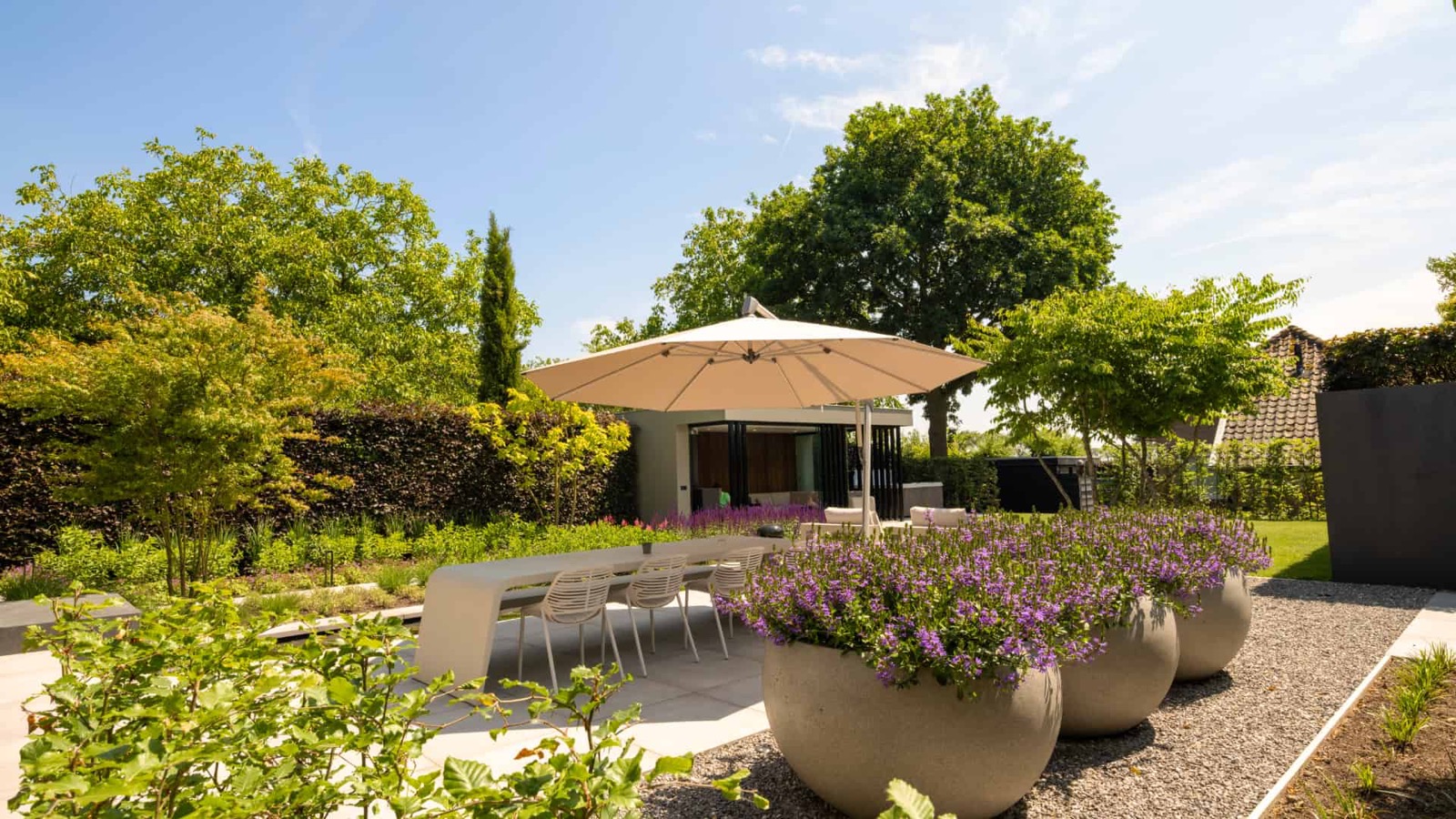 Grote potten bij eetterras