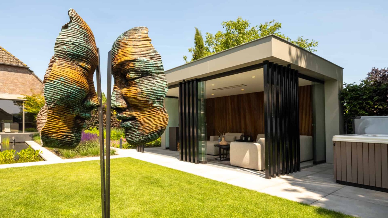 Luxe tuin met overkapping