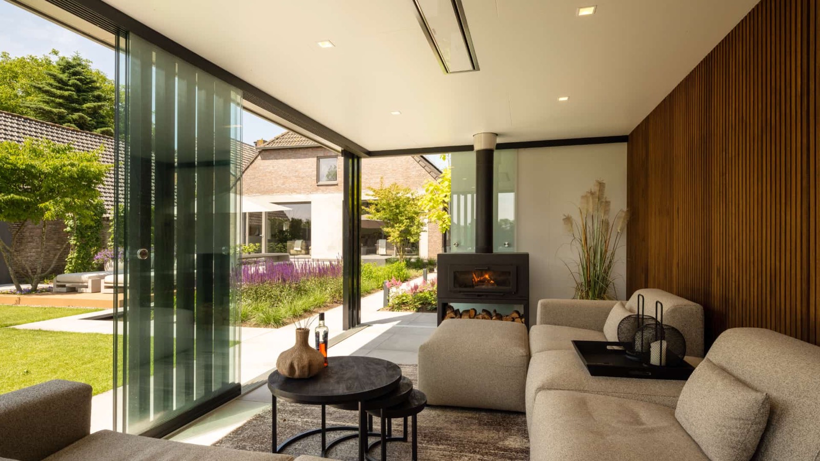 Terrasoverkapping met luxe tuinmeubels