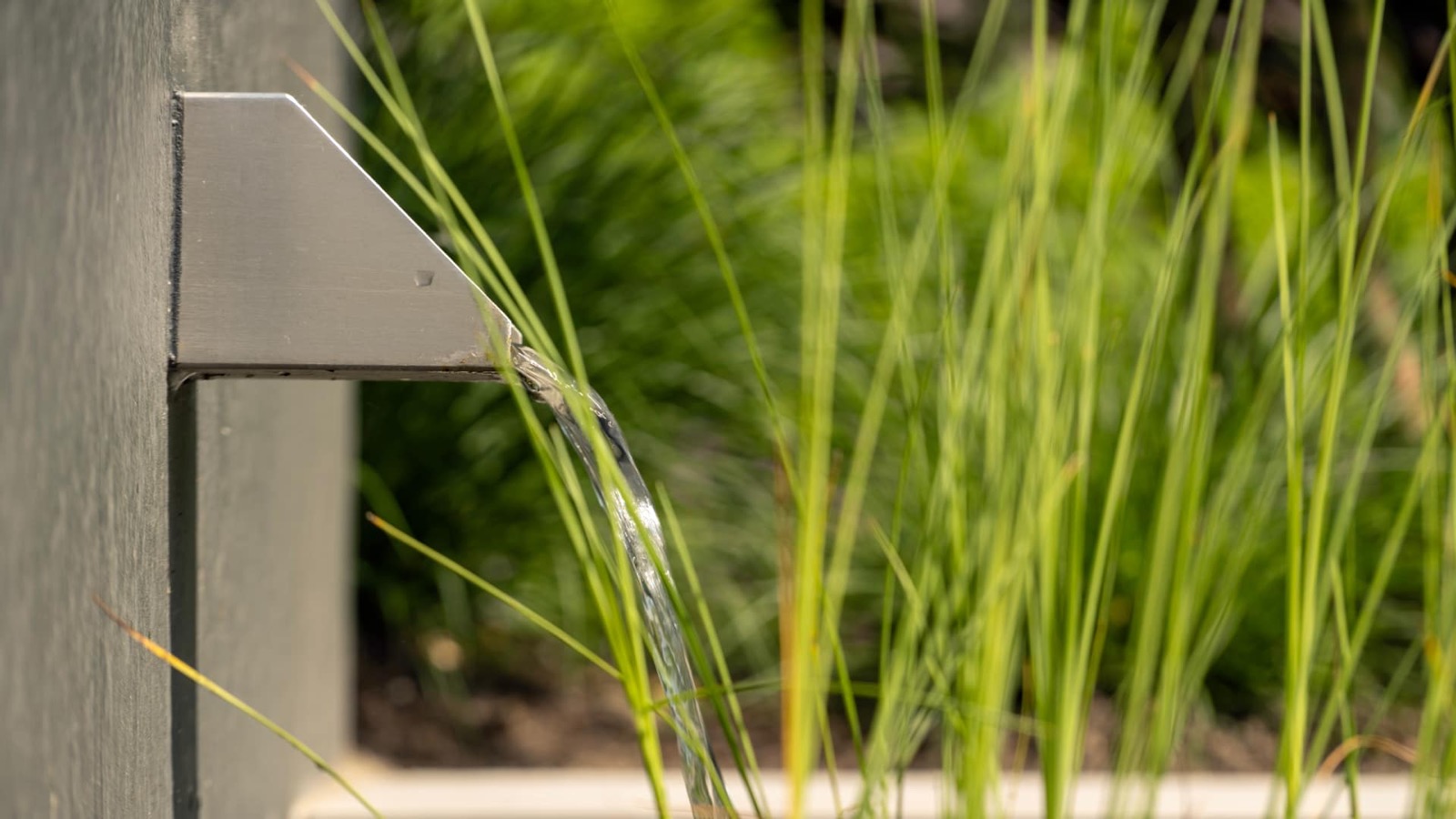 Strak waterspel uit de muur