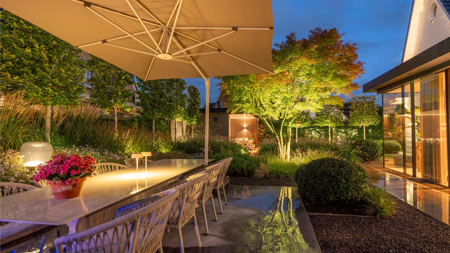 tuin met verlichting