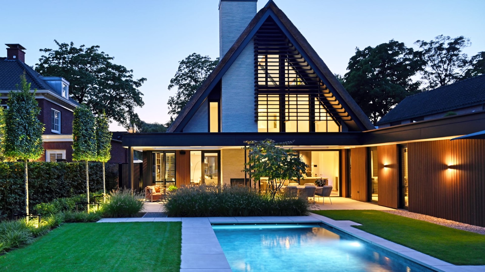 moderne tuin met luxe zwembad