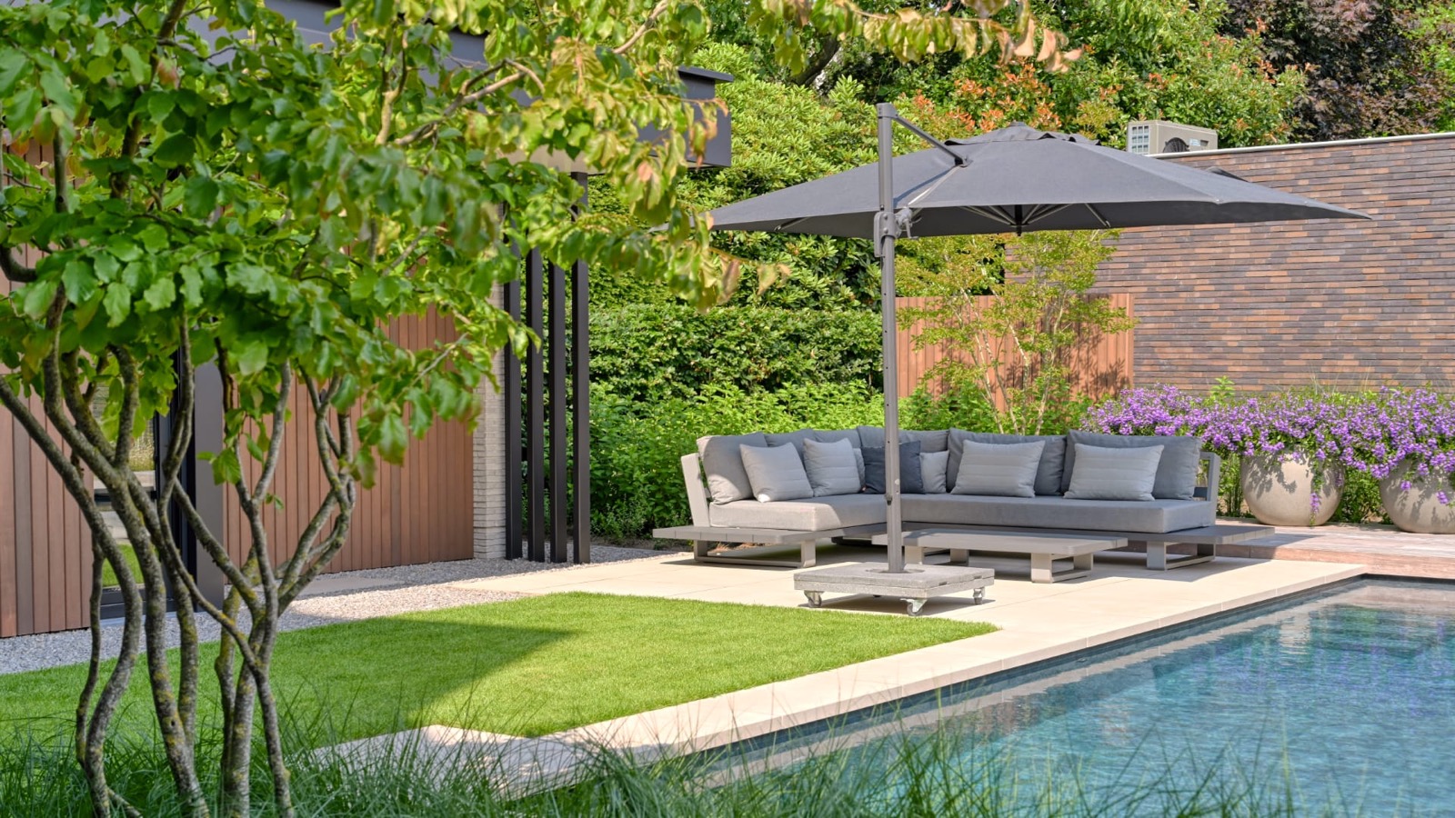luxe tuin met terras bij zwembad