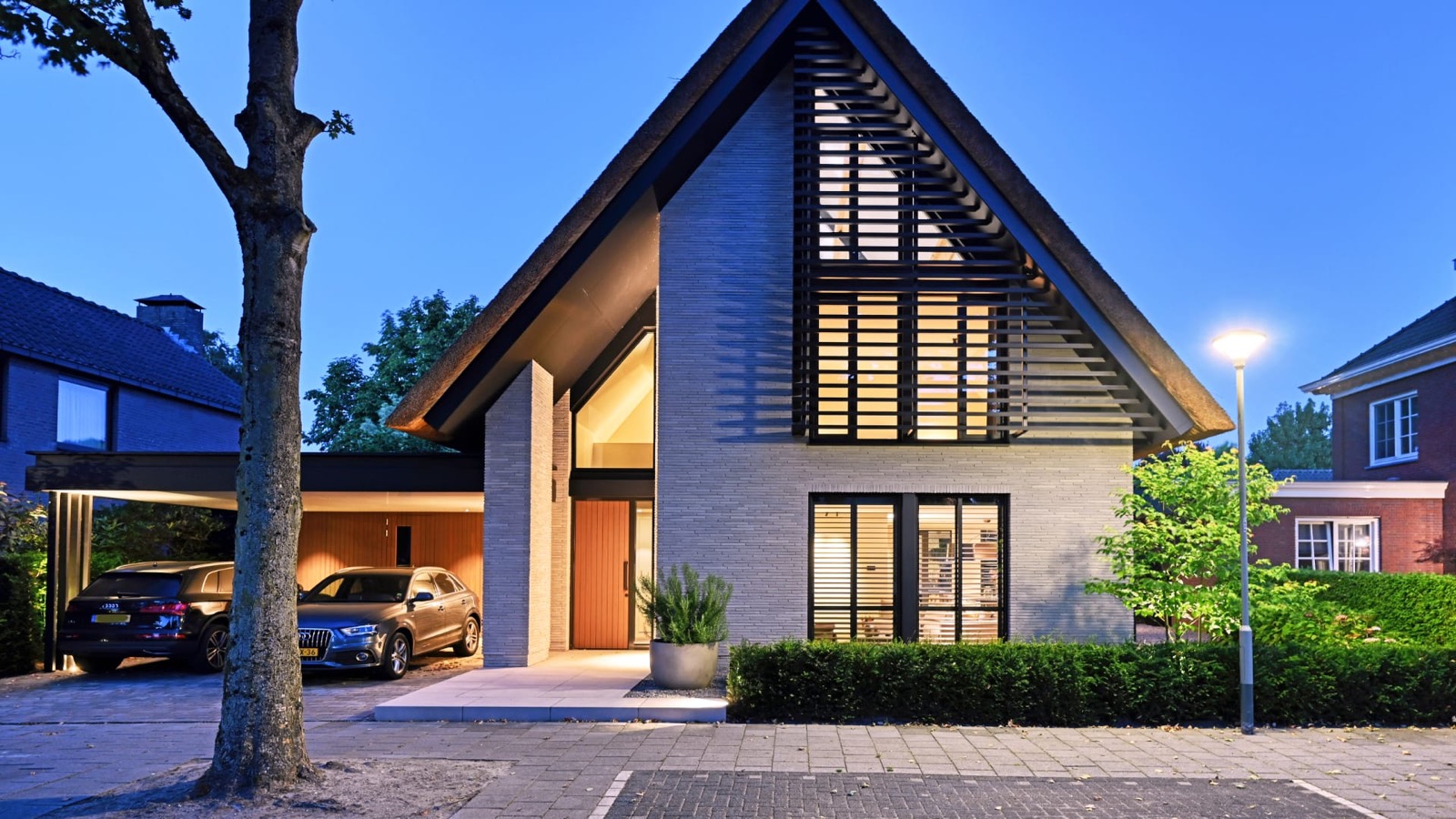 Moderne voortuin met verlichting