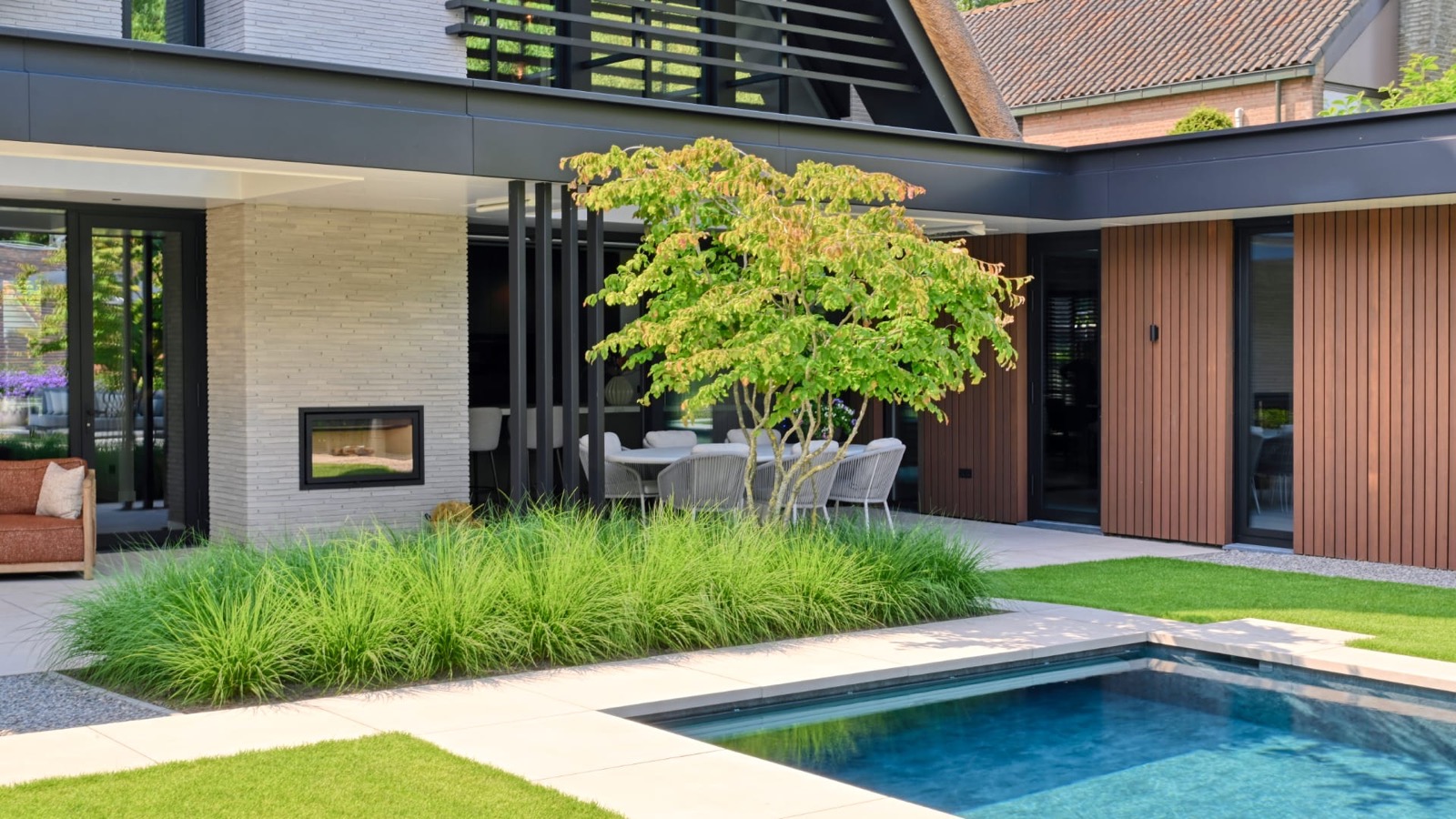 Strakke tuin met overdekt terras