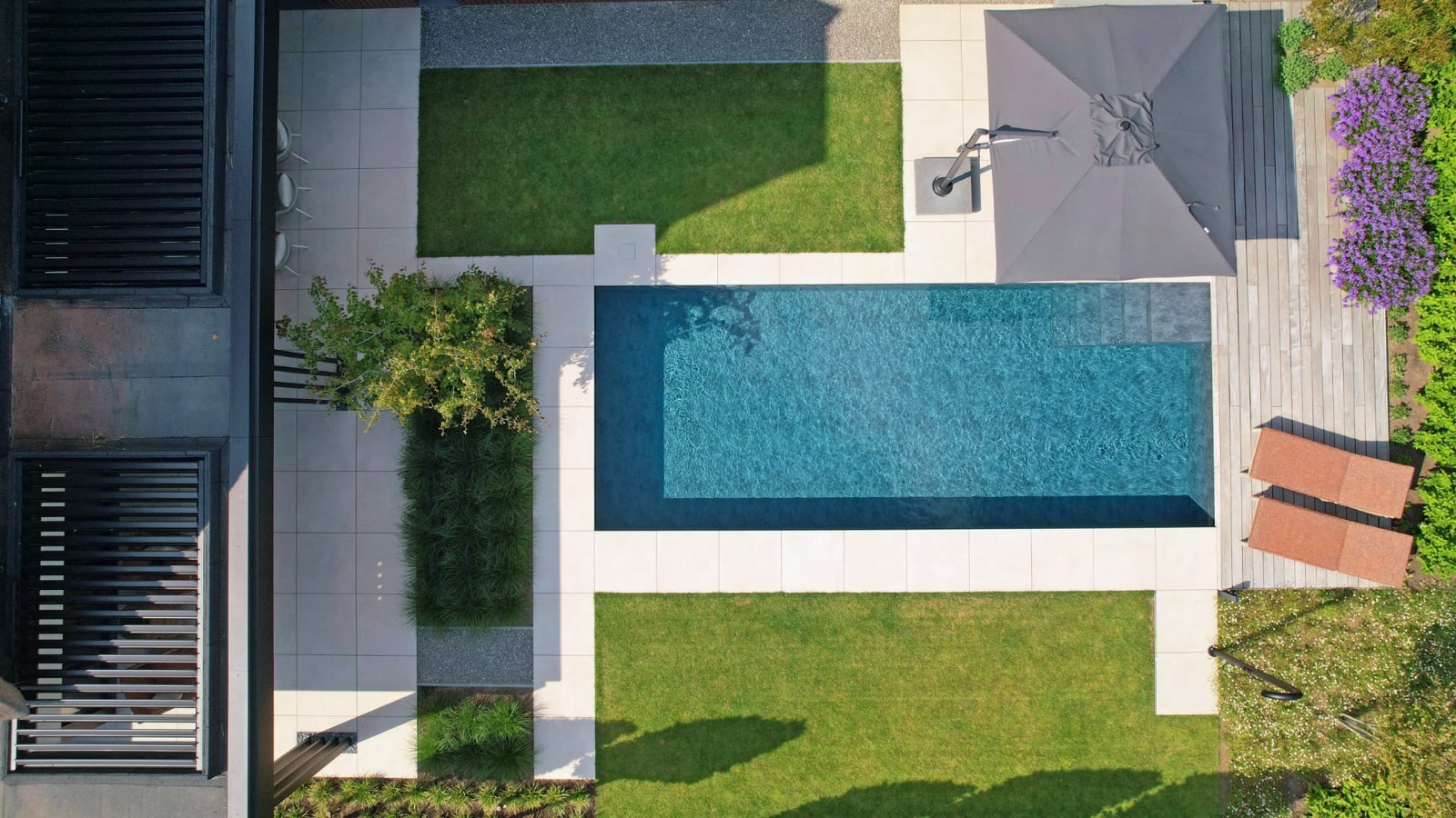 Tuin met vakantiegevoel en zwembad