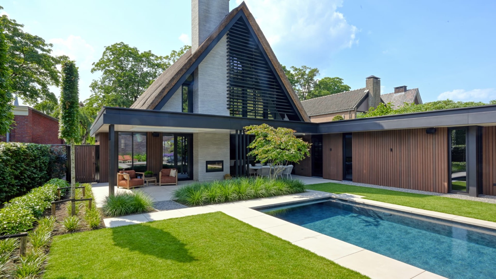 Villa met overdekt terras en zwembad modern