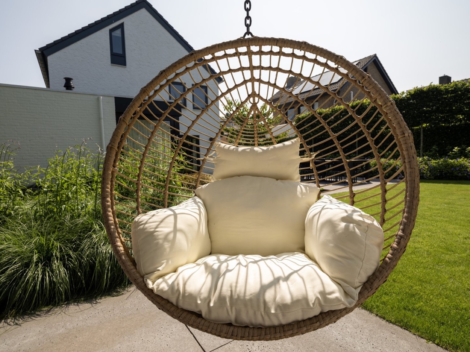 comfortabele hangstoel in moderne tuin