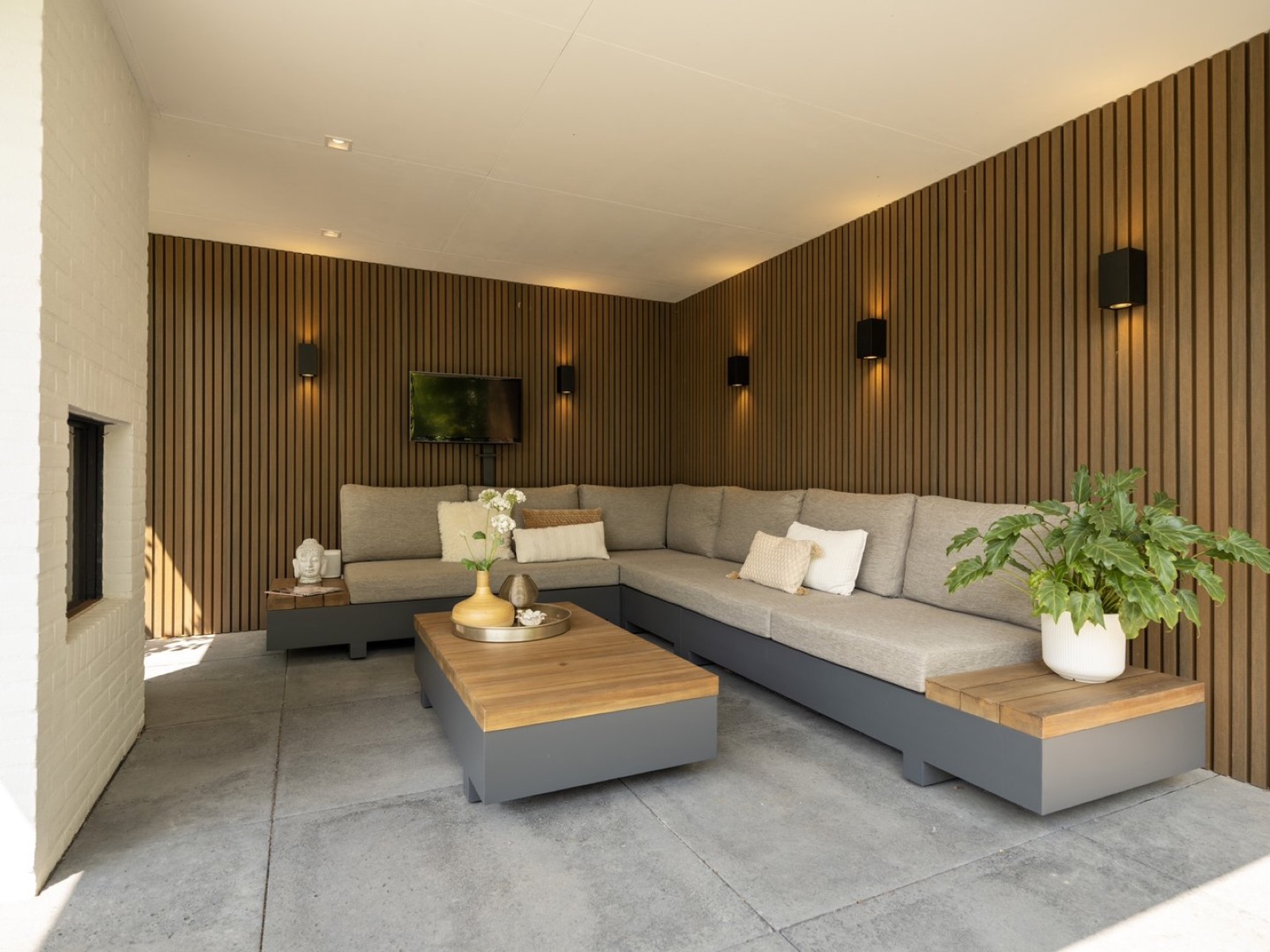 design loungehoek in tuin overkapping