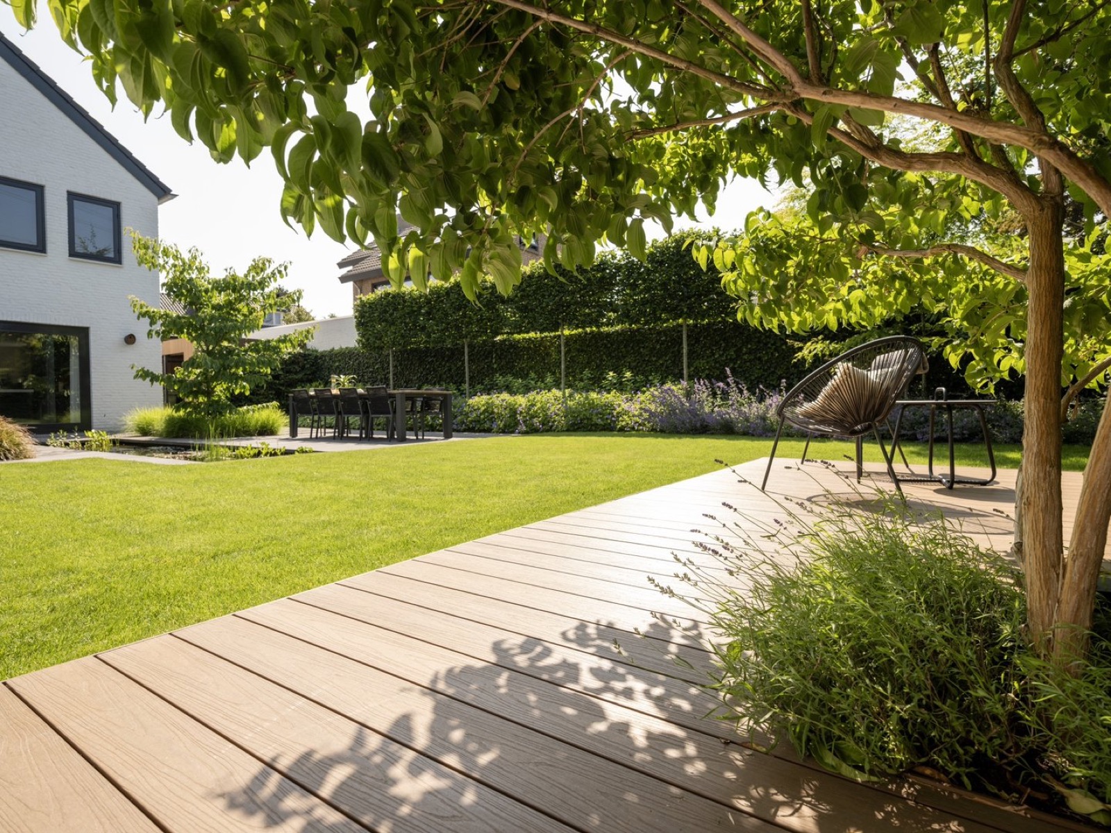 moderne tuin met terras en vijver