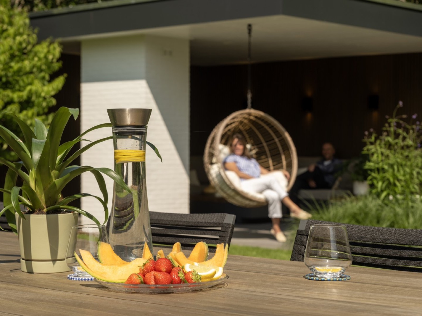 tuin met terras en hangstoel