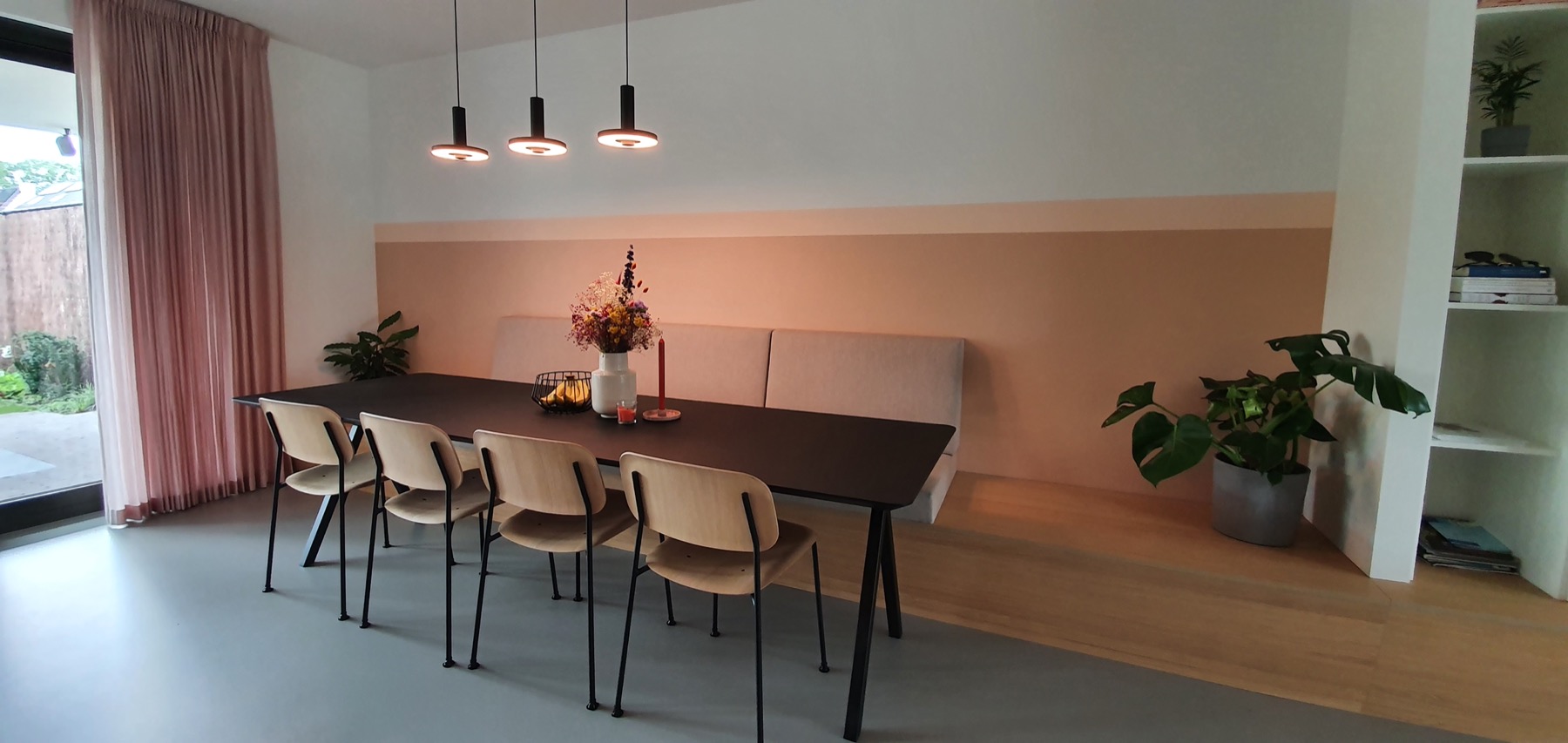 eetkamer met luxe tafel en stoelen