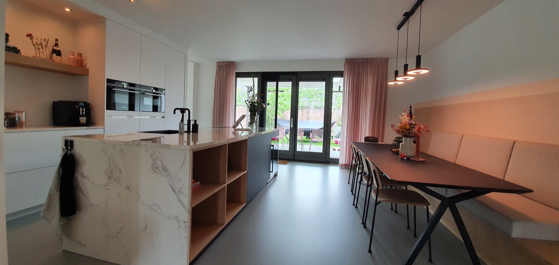 luxe keuken met eettafel en stoelen