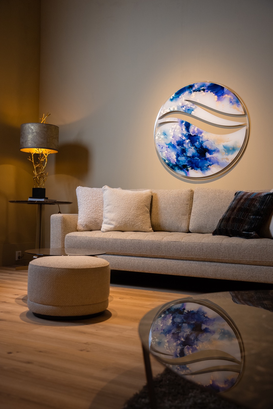 rond kunstwerk boven bank