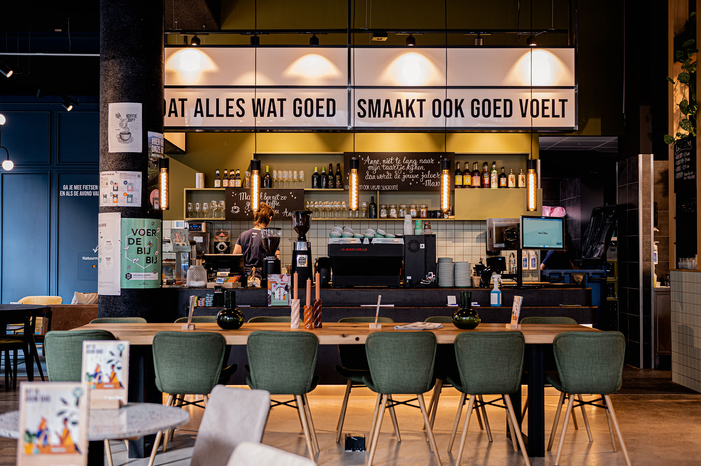 grote eettafel in restaurant