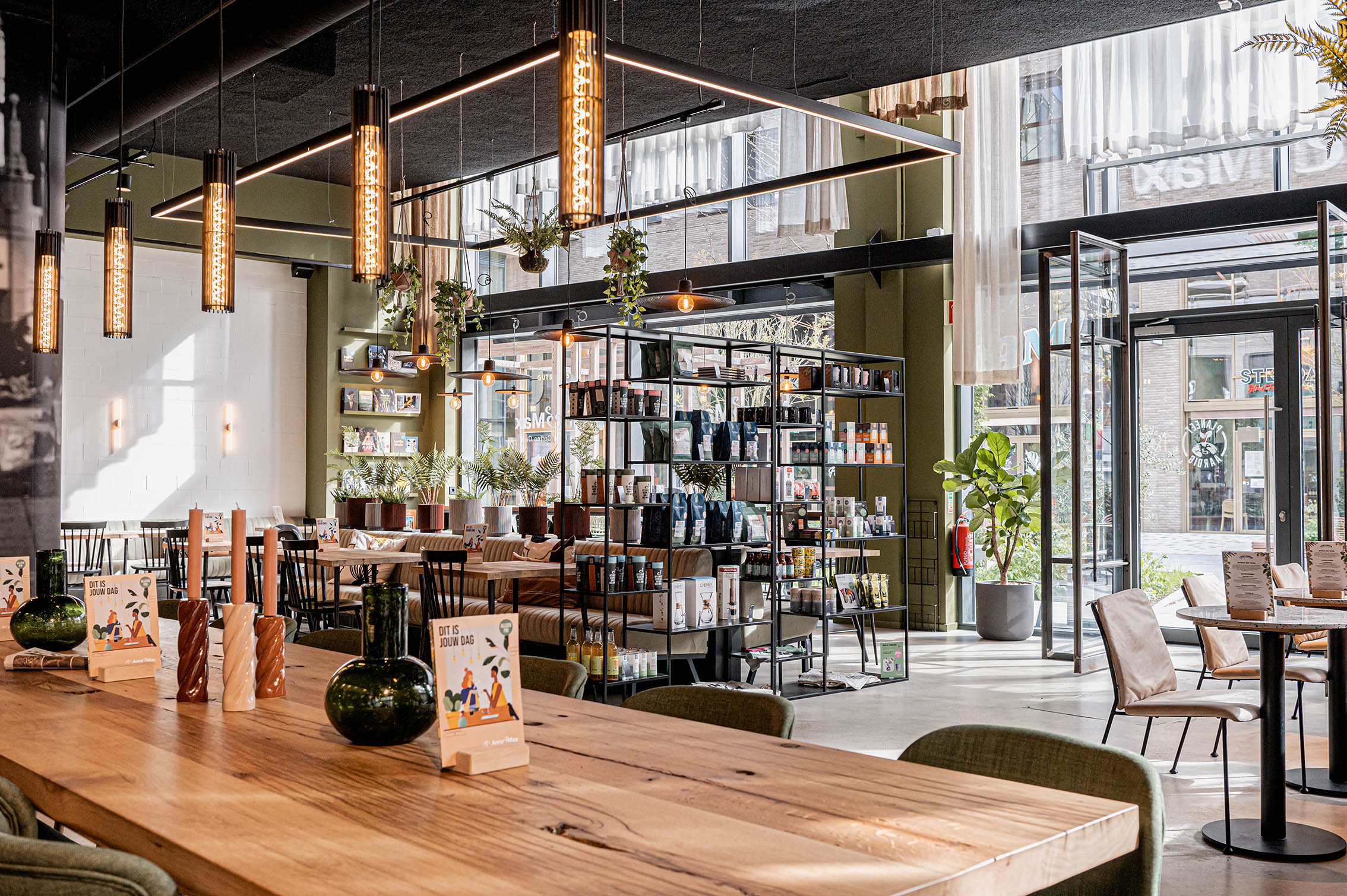 grote tafel in restaurant