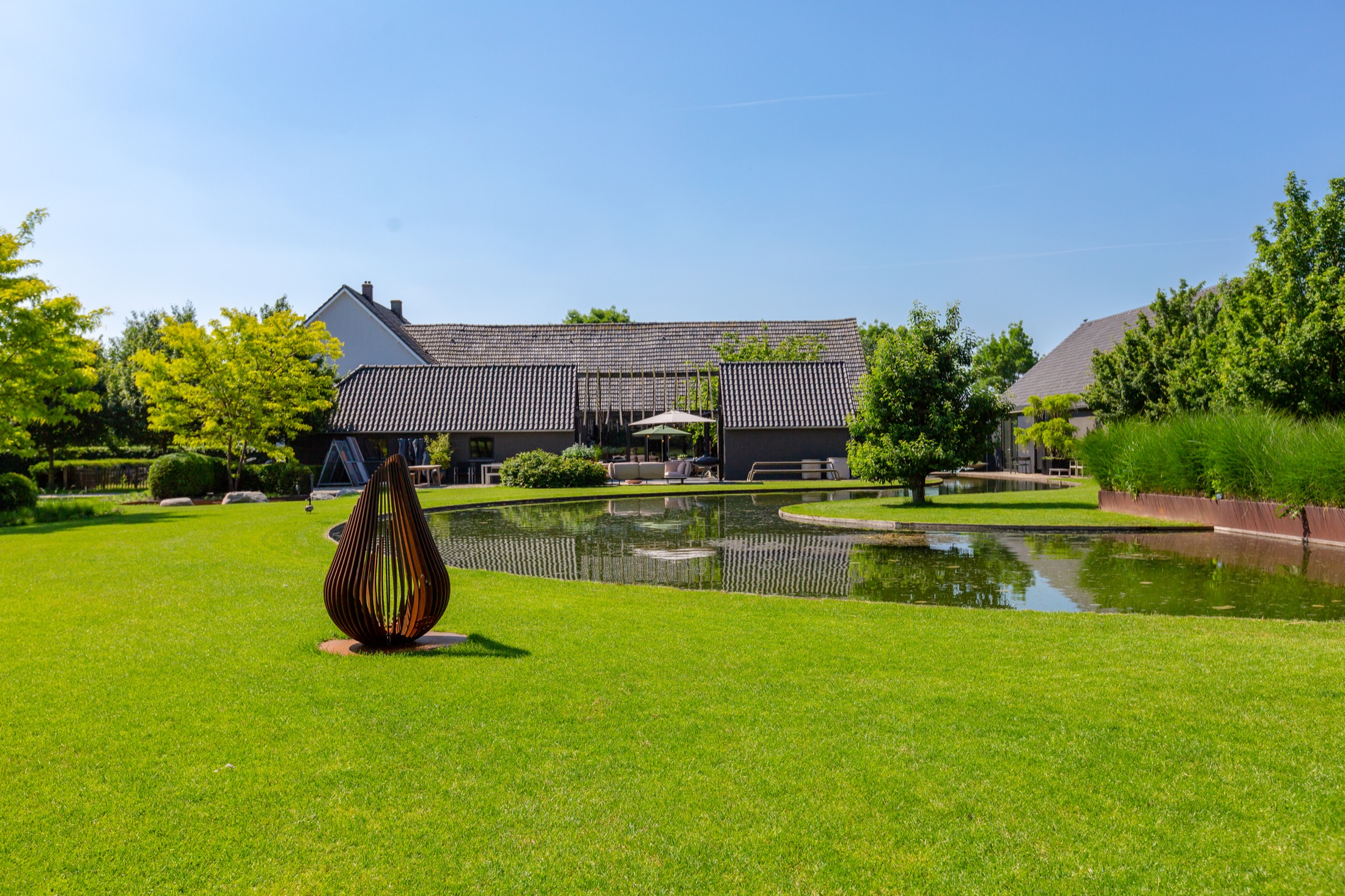 luxe architectuur bedrijfsgebouw met riante tuin