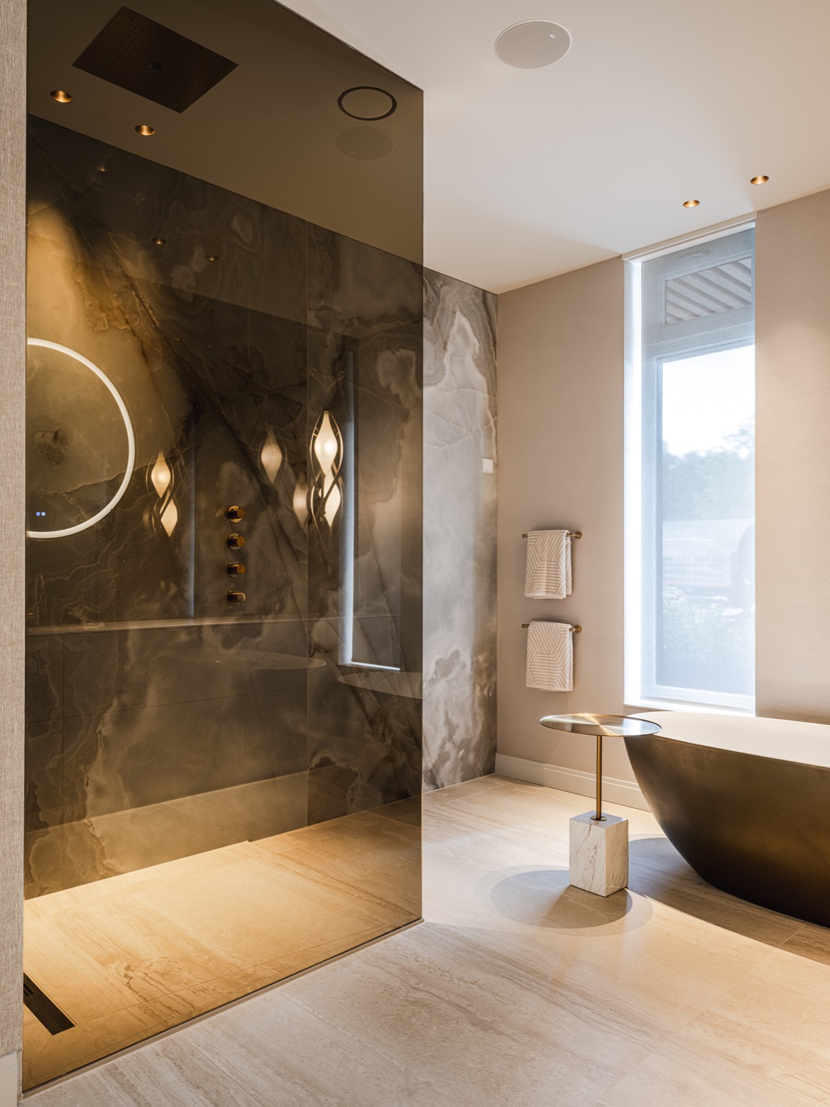 badkamer met vrijstaand bad en douche