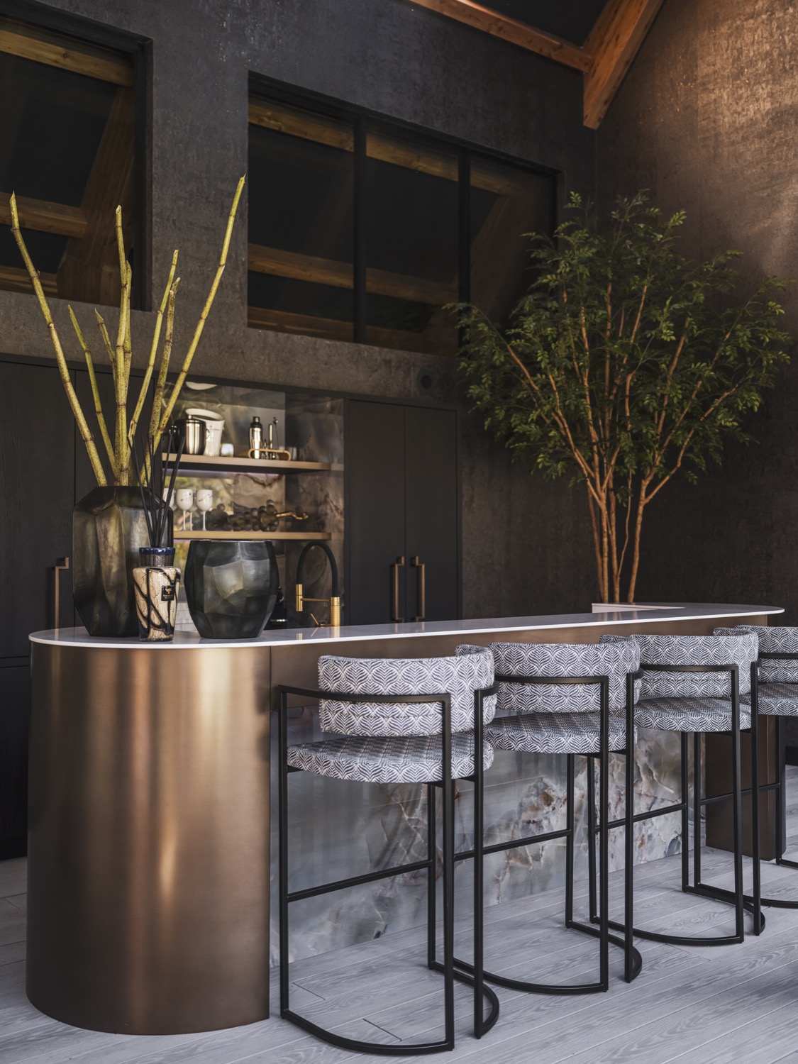 luxe bar met design krukken