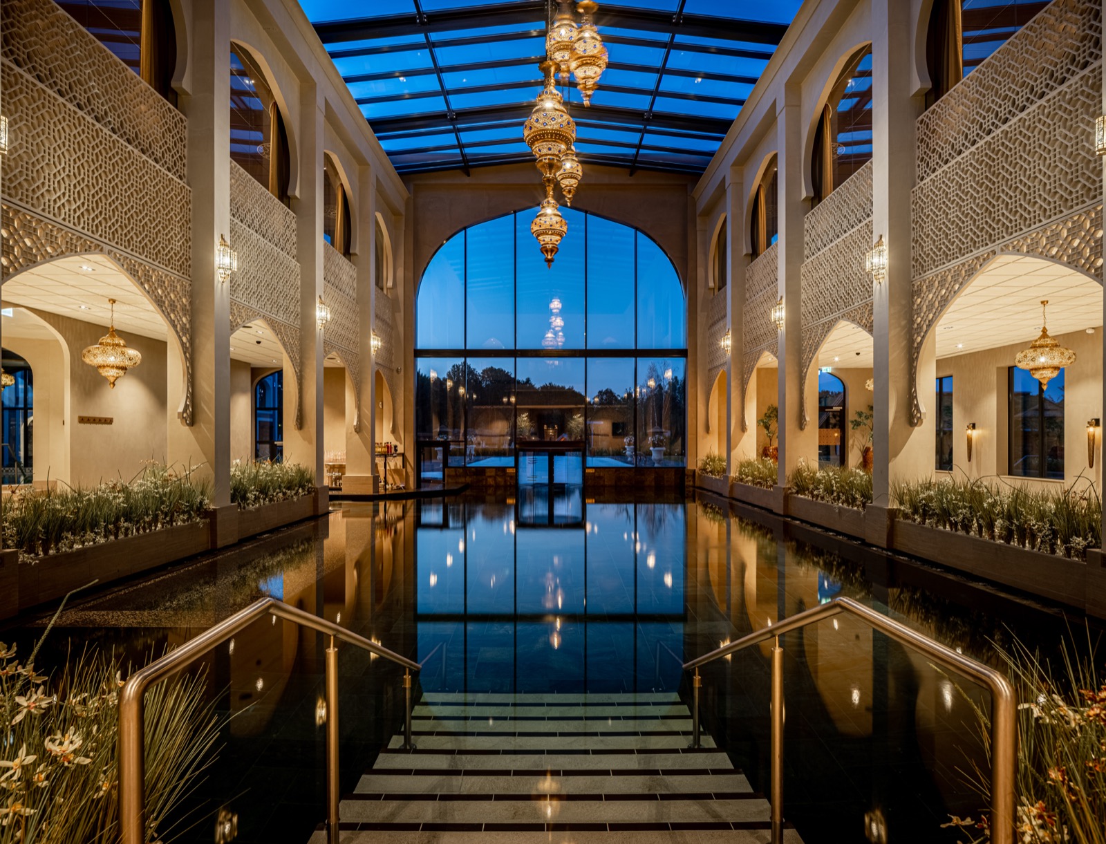 luxe zwembad met design verlichting