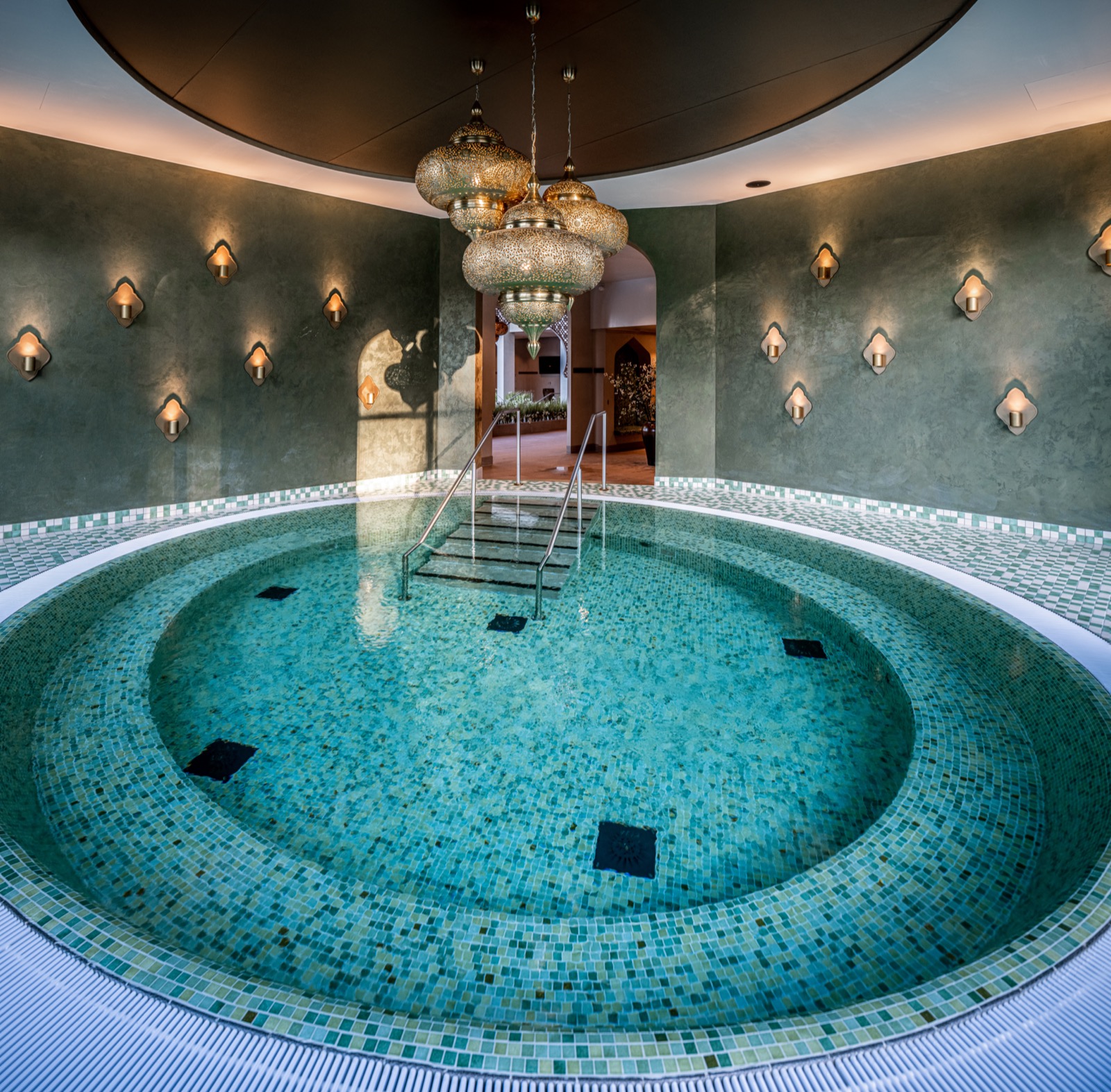 luxe jacuzzi