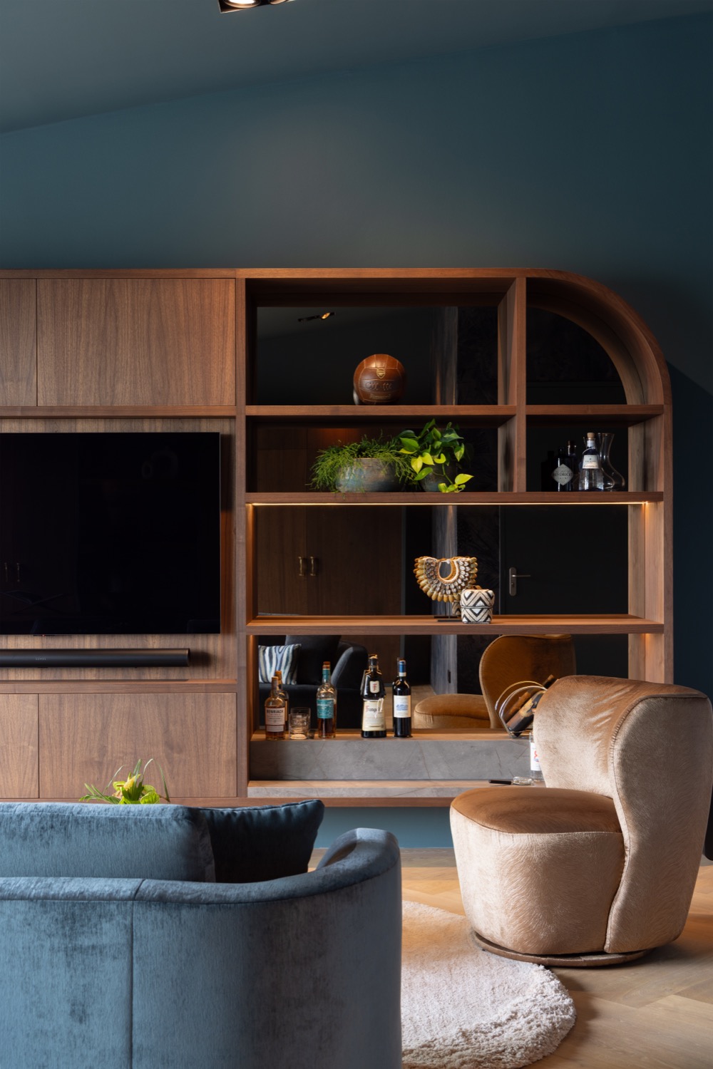 tv meubel met design stoel