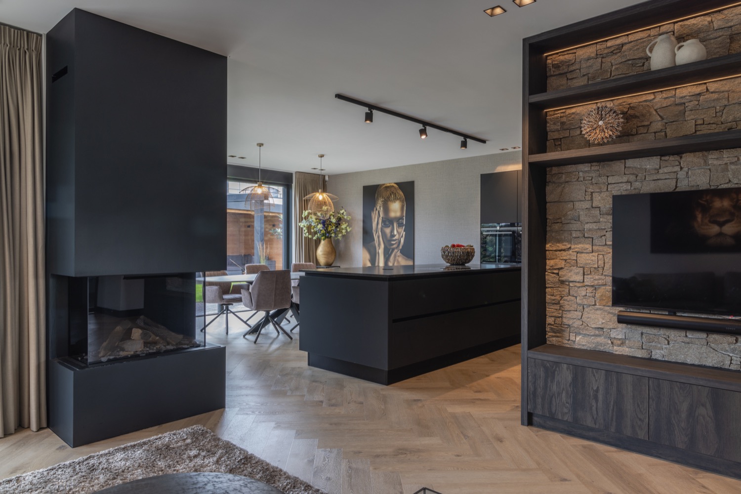 woonkamer met haard