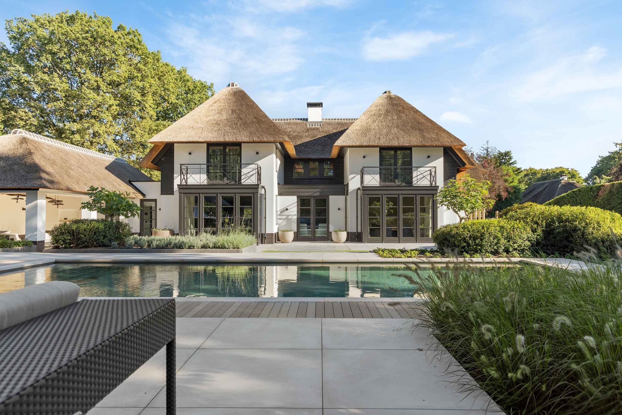 villa tuin met zwembad