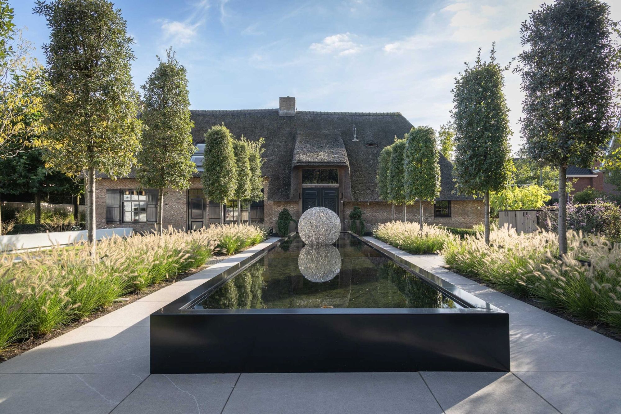 luxe vijver in voortuin