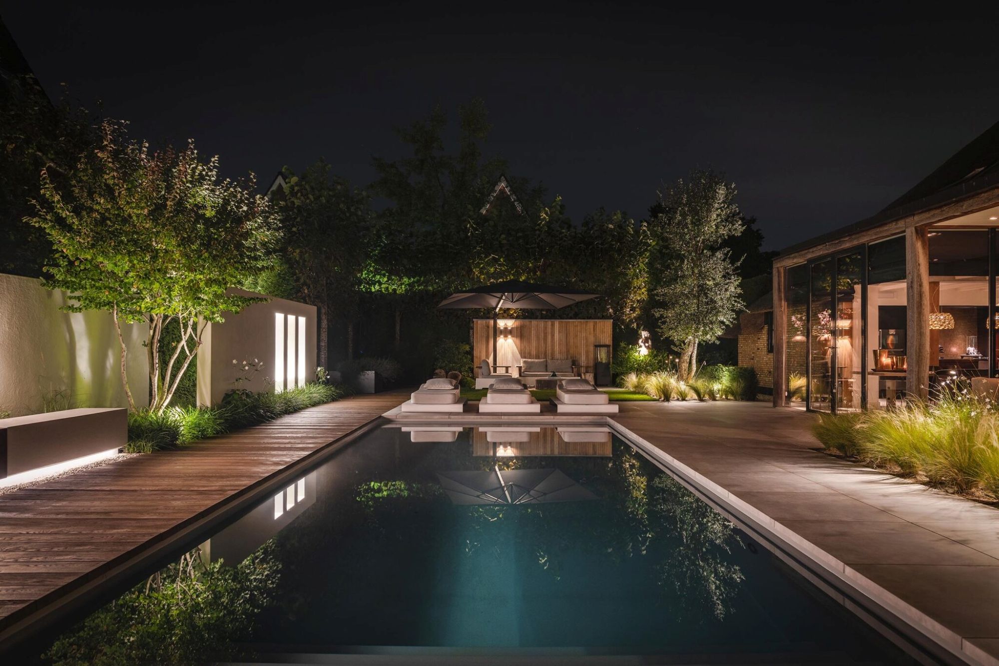 villa tuin met zwembad