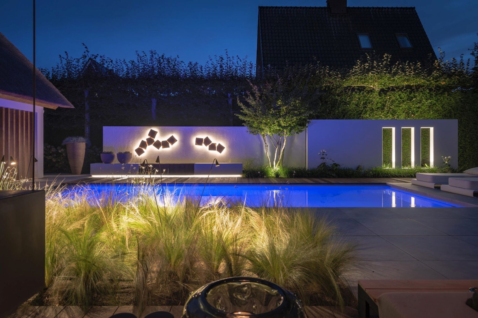 luxe tuin met verlichting
