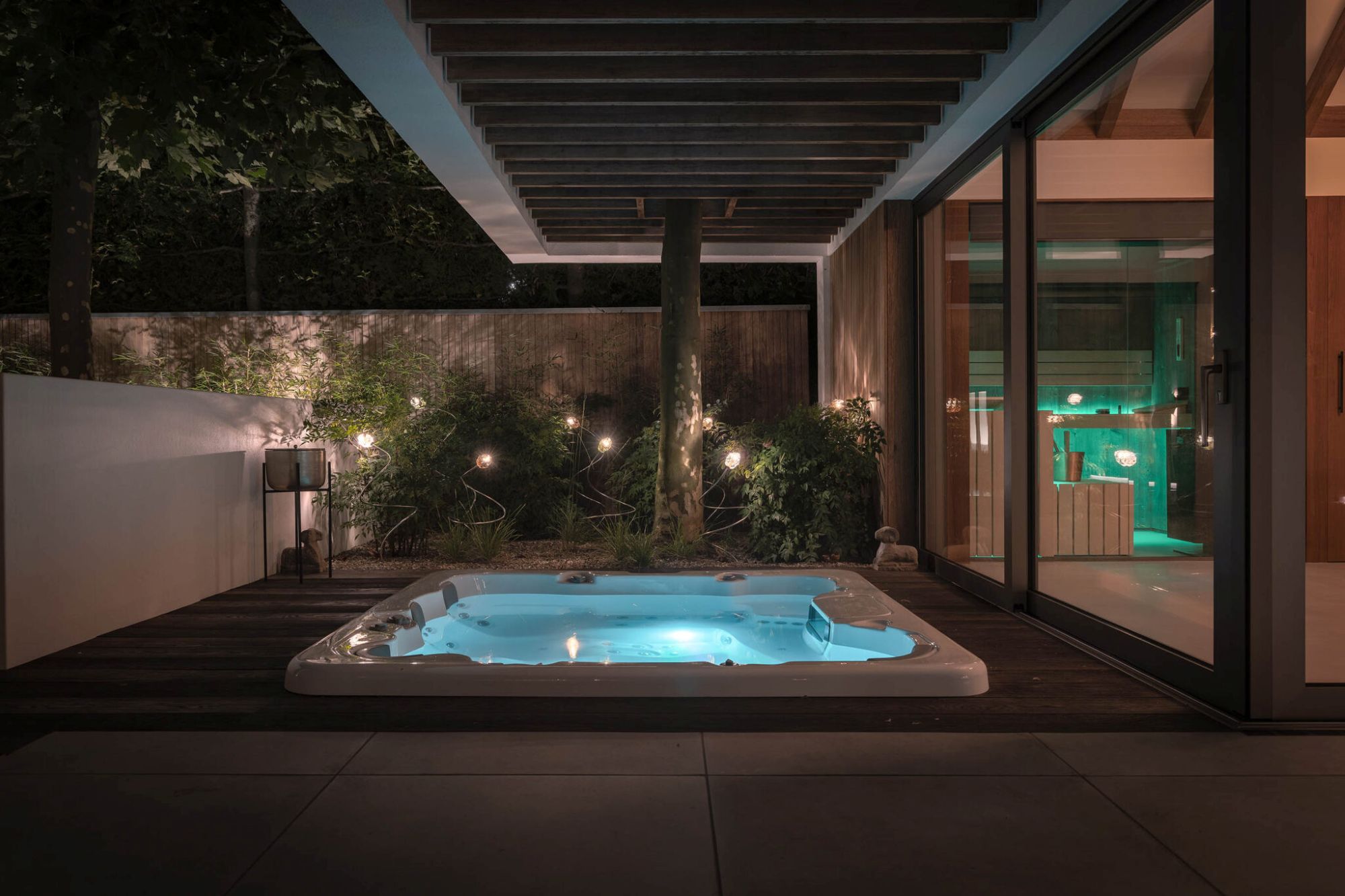 luxe spa in tuin