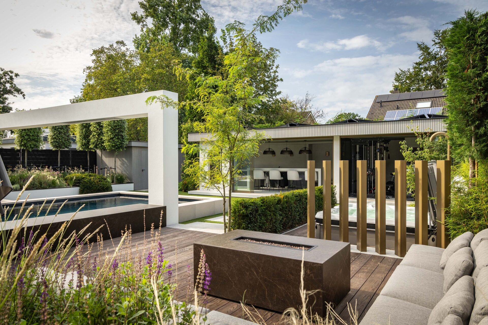 luxe tuin met buitenhaard