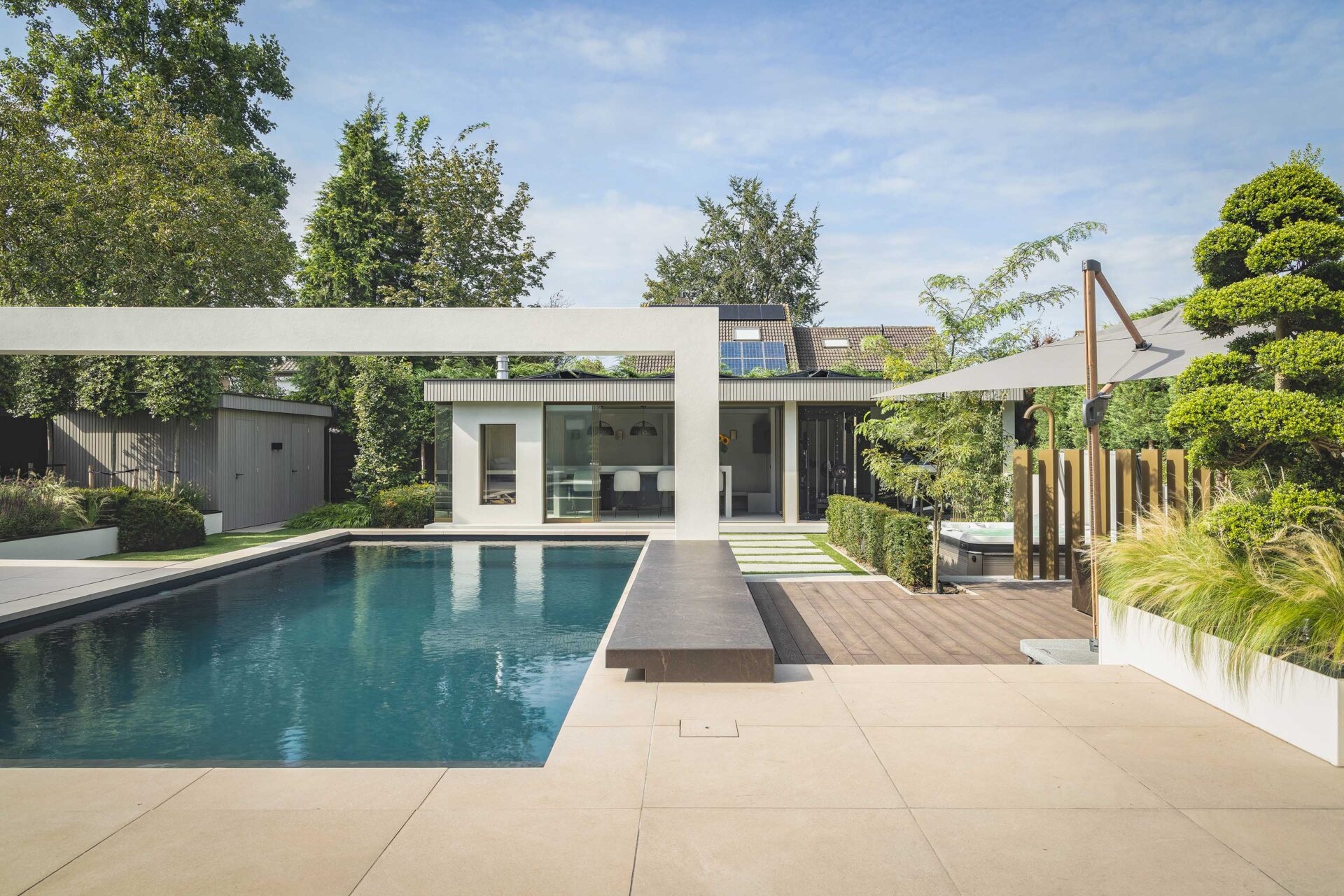 luxe zwembad in tuin