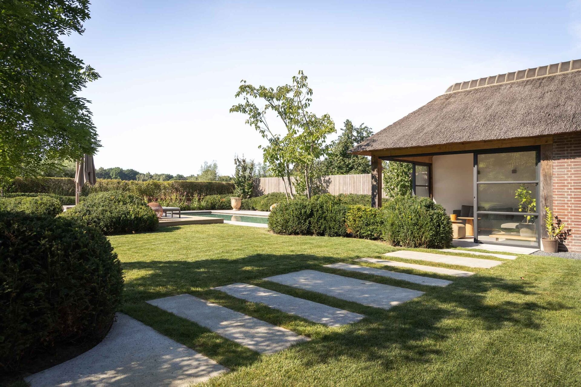 stapstenen in villa tuin