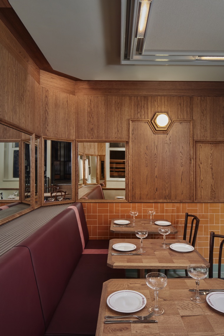 Eettafel en stoelen in bar