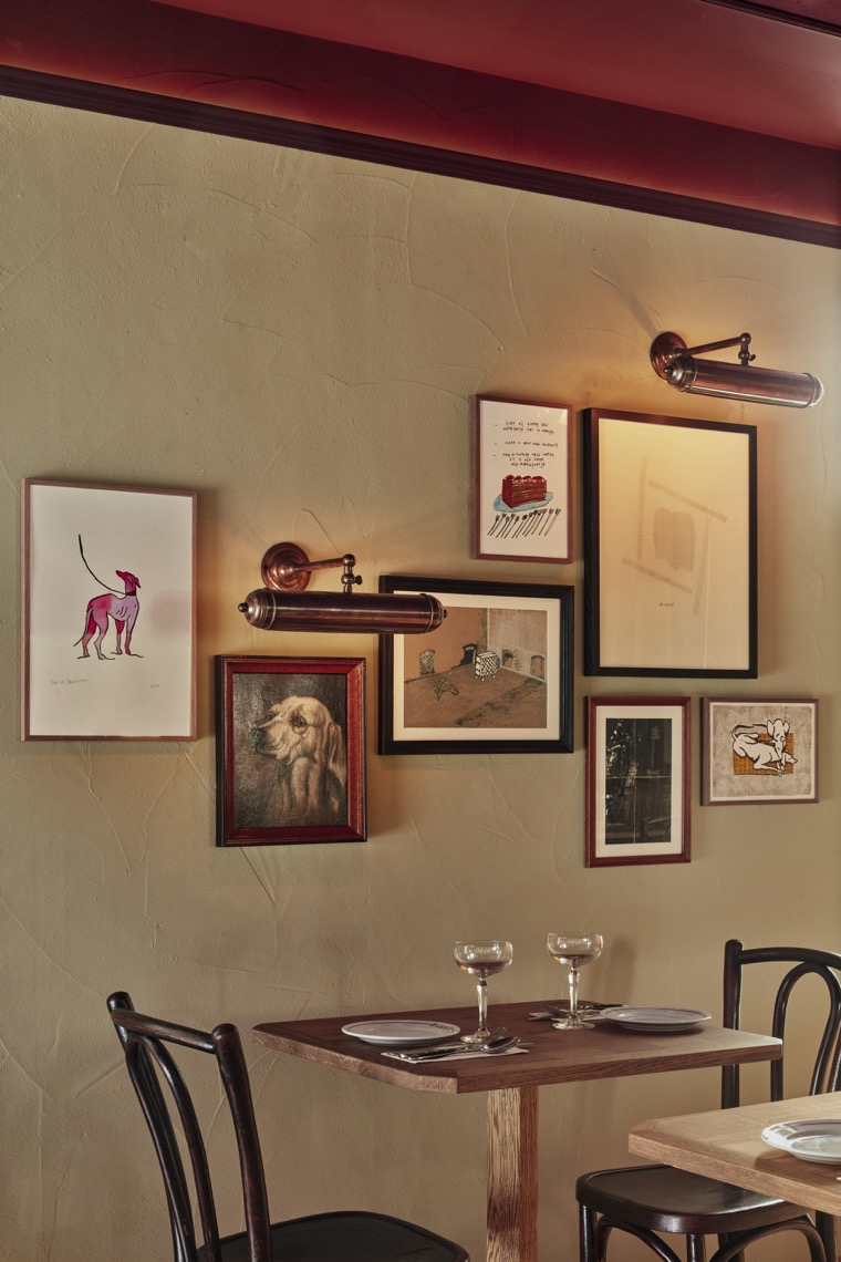 wandverlichting boven tafel