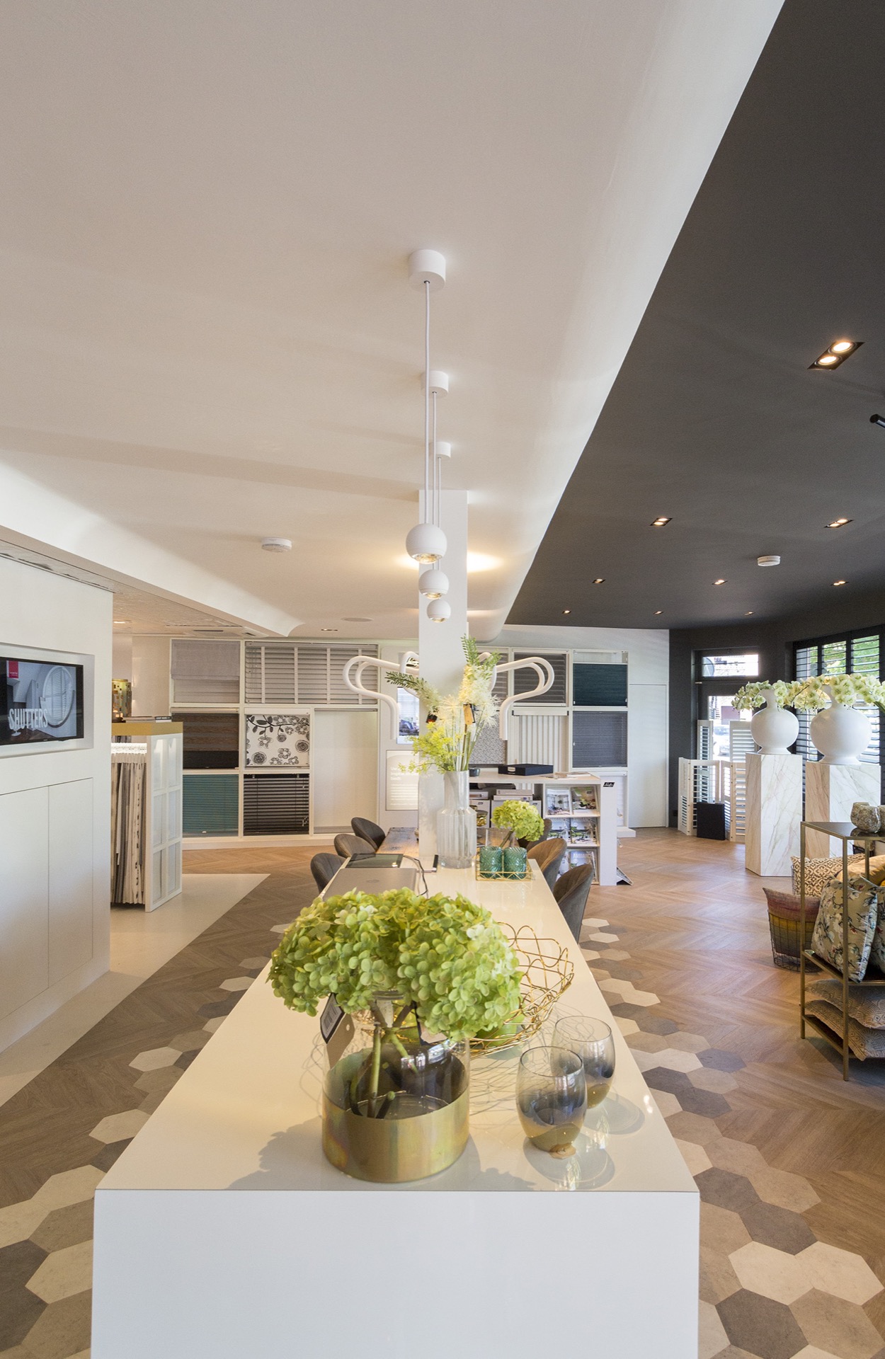 toonbank met luxe hanglampen